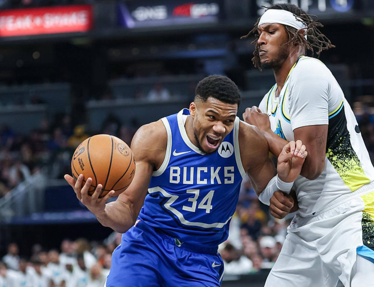 NG体育- 西亚卡姆迎来十二赛季出色发挥，雄鹿观众热烈欢呼！引发球迷热议